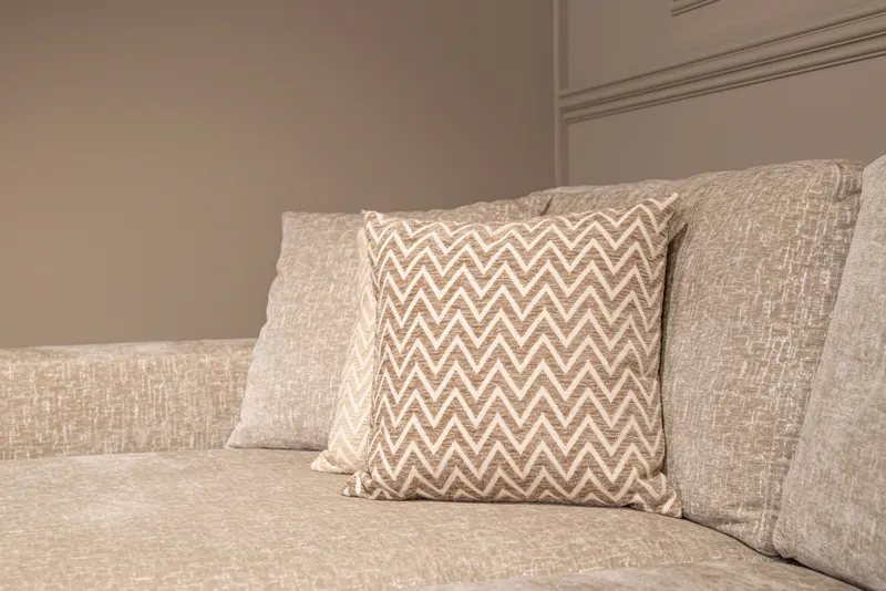 Sand chevron von Richmond Interiors, Wohnbeispiel 5, im Wohnraum