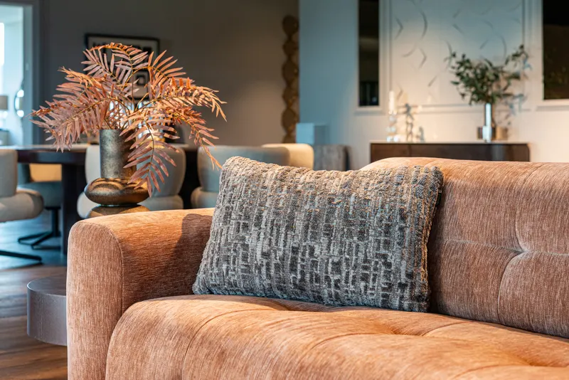 Dekokissen Olin, Greige, 40 × 60 cm von Richmond Interiors, Wohnbeispiel 3, im Wohnraum