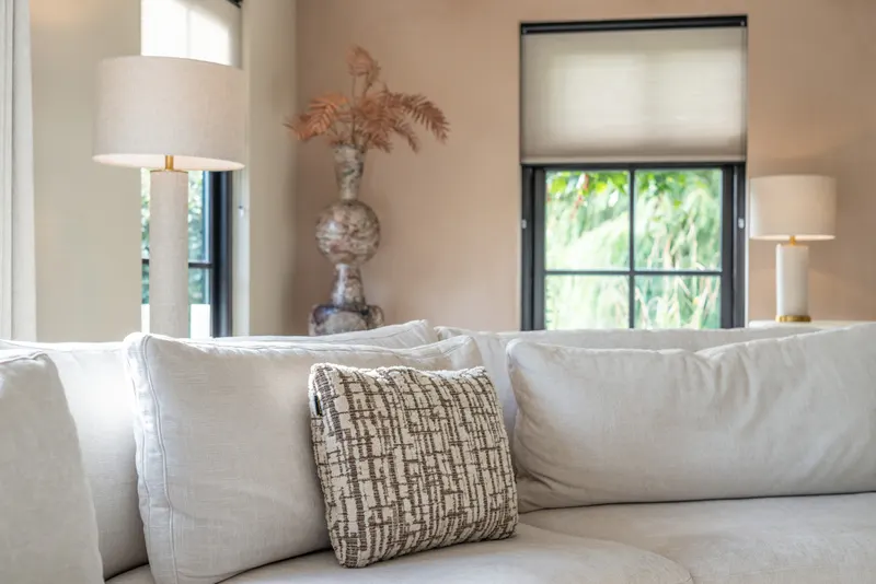 Dekokissen Oliv, Creme, 40 × 60 cm von Richmond Interiors, Wohnbeispiel 5, im Wohnraum