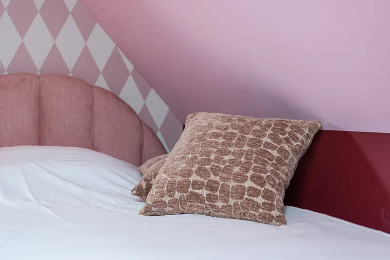 Dekokissen Veda, Pale pebble von Richmond Interiors, Wohnbeispiel 4, im Wohnraum