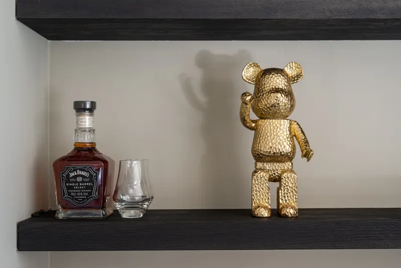 Dekoobjekt Bear, Goldfarben von Richmond Interiors, Wohnbeispiel 7, im Wohnraum