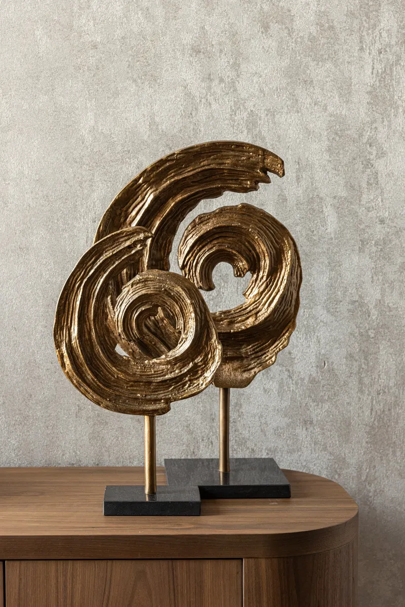 Dekoobjekt Swirl, Messingfarben antik, groß von Richmond Interiors, Wohnbeispiel 6, im Wohnraum