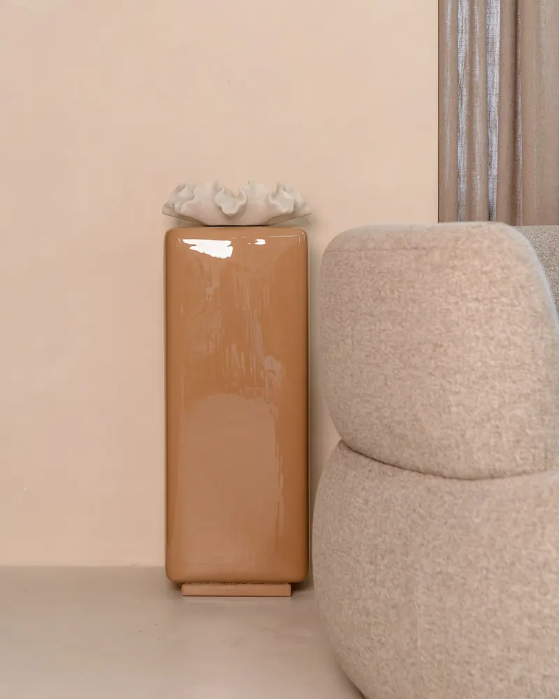 Dekosäule Clair, Mocha mousse von Richmond Interiors, Wohnbeispiel 4, im Wohnraum