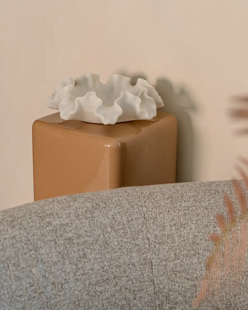 Dekosäule Clair, Mocha mousse von Richmond Interiors, Wohnbeispiel 5, im Wohnraum