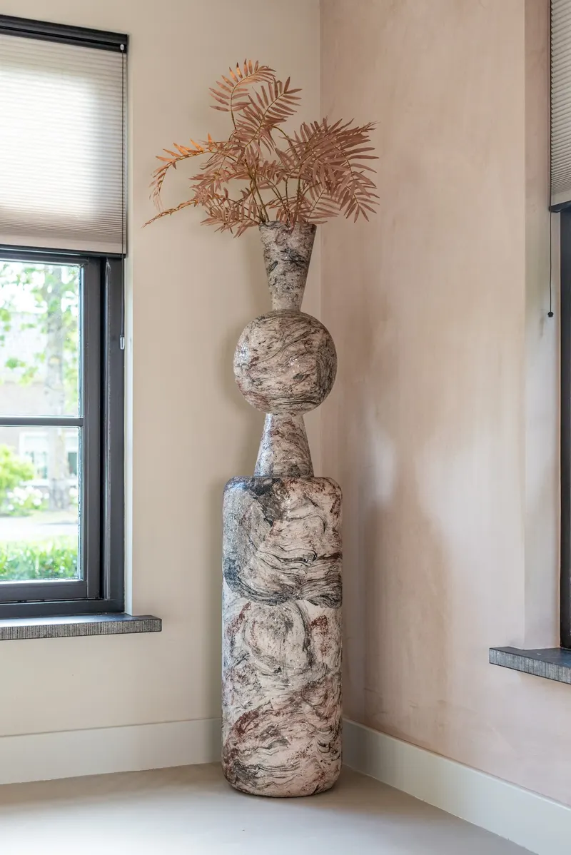 Vase Florry, Schwarz/Weiß von Richmond Interiors, Wohnbeispiel 3, im Wohnraum