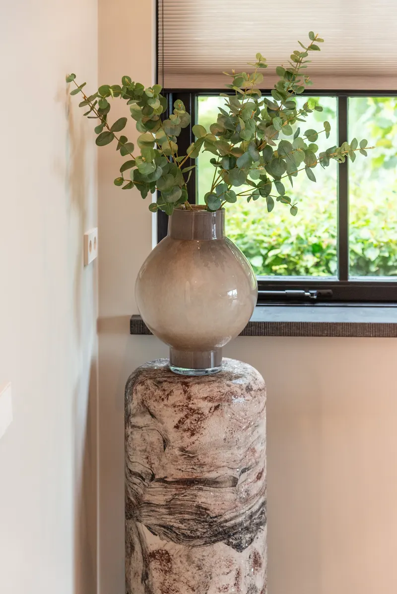 Vase Celina, Taupe, groß von Richmond Interiors, Wohnbeispiel 5, im Wohnraum