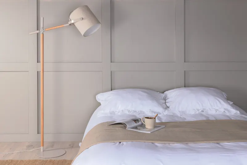 Dennis Stehlampe mit verstellbarem Schaft, im Wohnraum, Ansicht 1