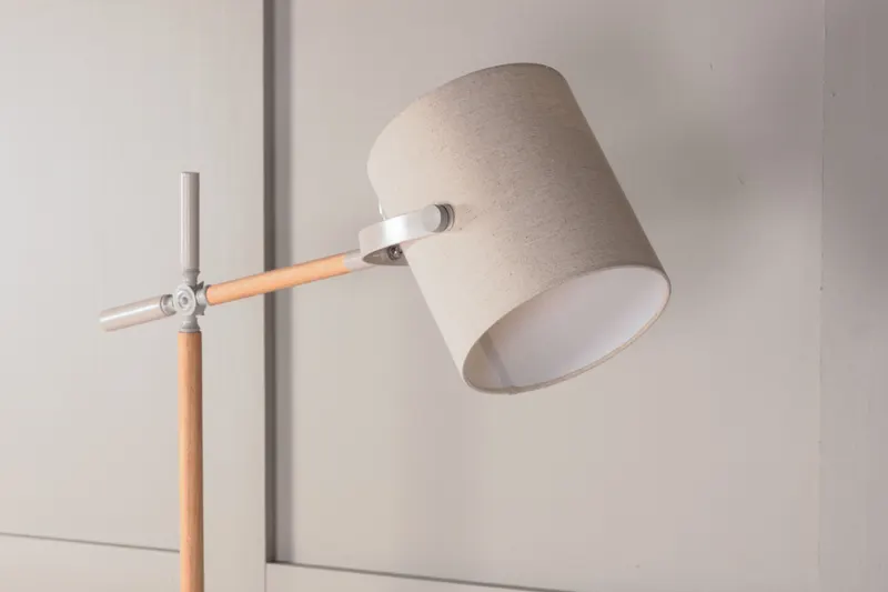 Dennis Stehlampe mit verstellbarem Schaft, im Wohnraum, Ansicht 2