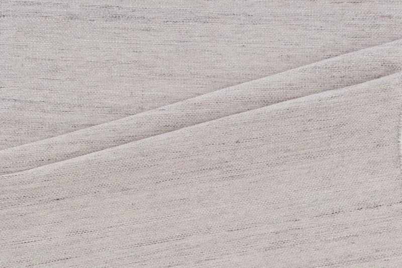 Devi Teppich, handgewebt und flach in 240 × 170 cm, Beige, im Wohnraum, Ansicht 1