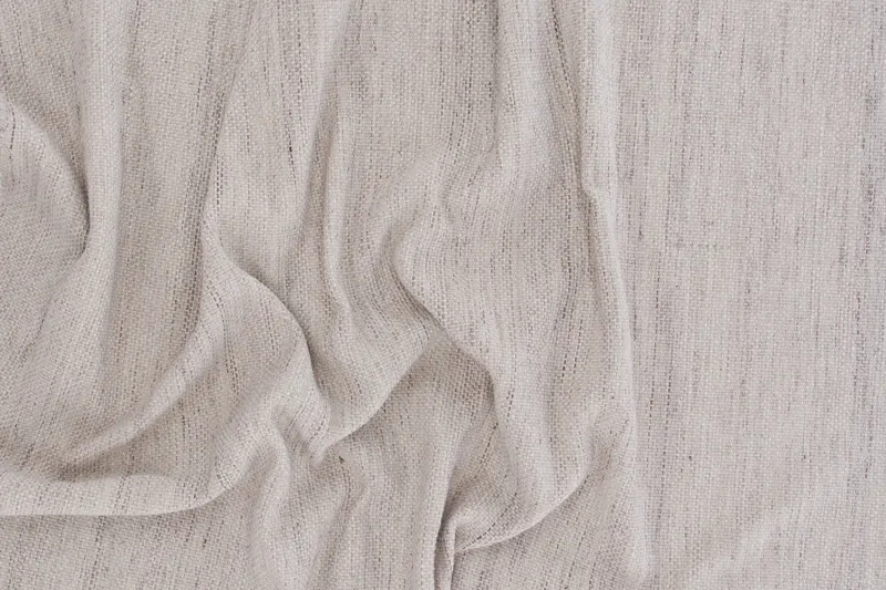 Devi Teppich, handgewebt und flach in 240 × 170 cm, Beige, im Wohnraum, Ansicht 2