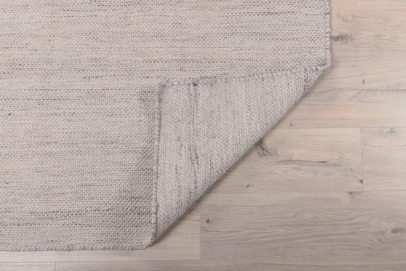 Devi Teppich, handgewebt und flach in 240 × 170 cm, Beige, im Wohnraum, Ansicht 6