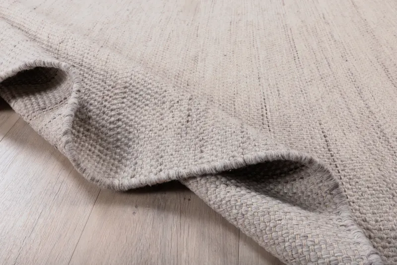 Devi Teppich, handgewebt und flach in 240 × 170 cm, Beige, im Wohnraum, Ansicht 7