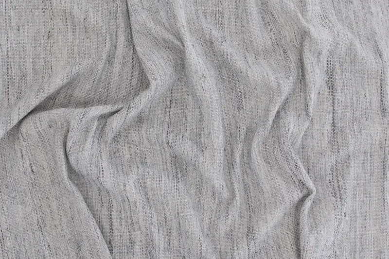 Devi Teppich, handgewebt und flach in 240 × 170 cm, Silber, im Wohnraum, Ansicht 1