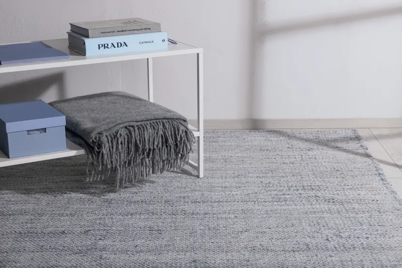 Devi Teppich, handgewebt und flach in 240 × 170 cm, Silber, im Wohnraum, Ansicht 2
