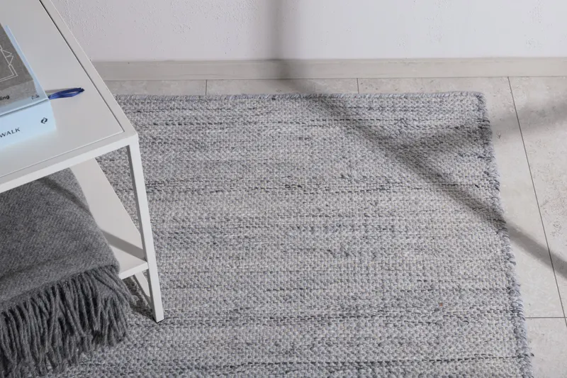 Devi Teppich, handgewebt und flach in 240 × 170 cm, Silber, im Wohnraum, Ansicht 3
