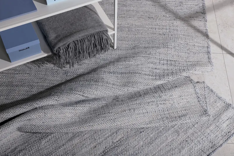 Devi Teppich, handgewebt und flach in 240 × 170 cm, Silber, im Wohnraum, Ansicht 4