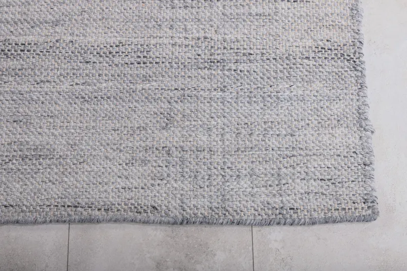 Devi Teppich, handgewebt und flach in 240 × 170 cm, Silber, im Wohnraum, Ansicht 5