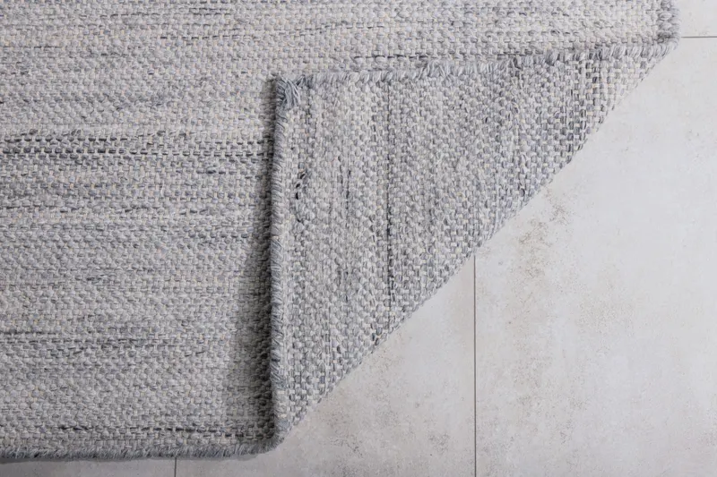 Devi Teppich, handgewebt und flach in 240 × 170 cm, Silber, im Wohnraum, Ansicht 6