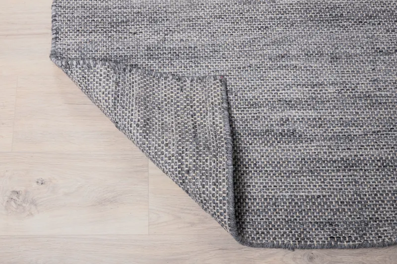 Devi Teppich, handgewebt und flach in 240 × 170 cm, Grau, im Wohnraum, Ansicht 9