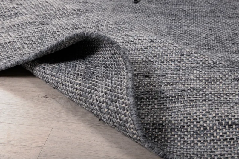 Devi Teppich, handgewebt und flach in 240 × 170 cm, Grau, im Wohnraum, Ansicht 10