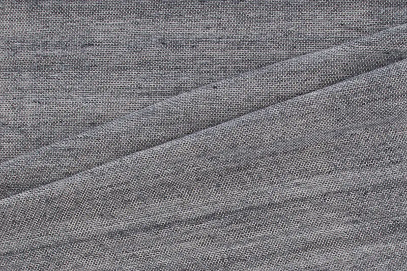 Devi Teppich, handgewebt und flach in 240 × 170 cm, Grau, im Wohnraum, Ansicht 1