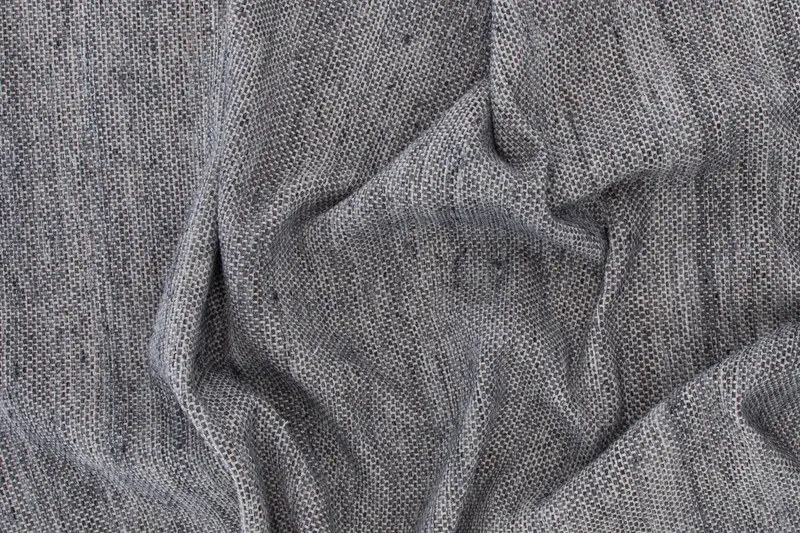 Devi Teppich, handgewebt und flach in 240 × 170 cm, Grau, im Wohnraum, Ansicht 2