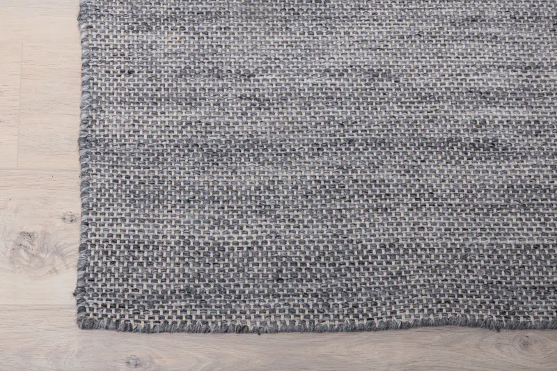 Devi Teppich, handgewebt und flach in 240 × 170 cm, Grau, im Wohnraum, Ansicht 8
