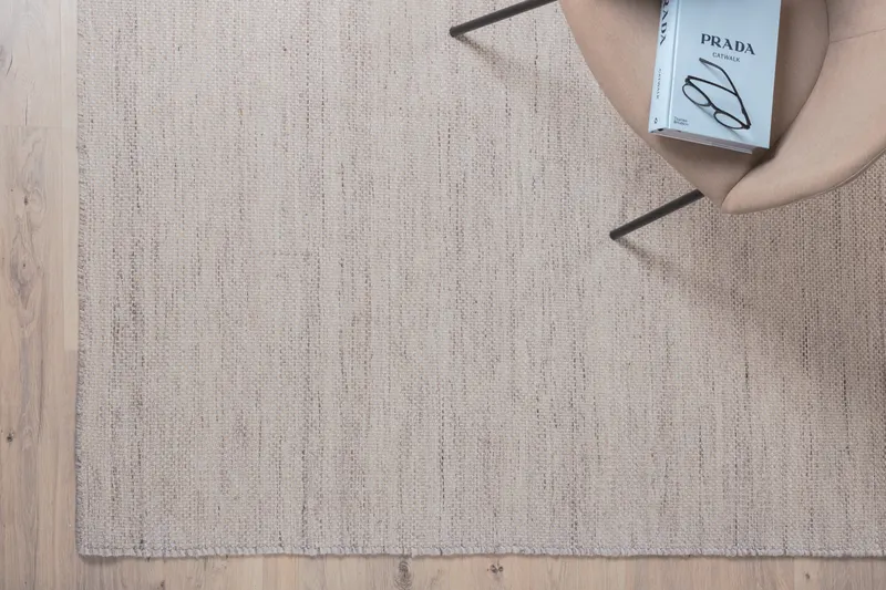 Devi Teppich, handgewebt und flach in 300 × 200 cm, Beige, im Wohnraum, Ansicht 3