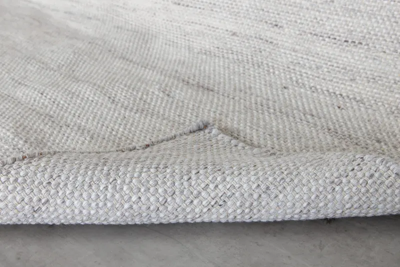 Devi Teppich, handgewebt und flach in 300 × 200 cm, Beige, im Wohnraum, Ansicht 4