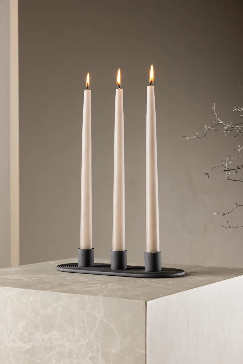 Dian Kerzenständer aus Ton in Ø 3 cm, Schwarz, im Wohnraum, Ansicht 1