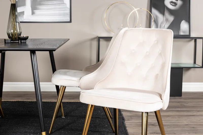 Dipp & Velvet Deluxe Essgruppe mit rechteckigem Esstisch und 4 Samtstühlen in Beige, Gestell Messing gebürstet, im Wohnraum, Ansicht 3