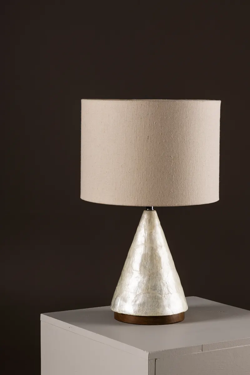 Donsö Tischlampe mit Kegelfuß aus Capiz-Muschel und Juteschirm, im Wohnraum, Ansicht 1