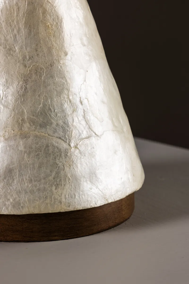 Donsö Tischlampe mit Kegelfuß aus Capiz-Muschel und Juteschirm, im Wohnraum, Ansicht 2