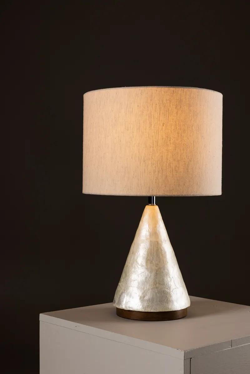 Donsö Tischlampe mit Kegelfuß aus Capiz-Muschel und Juteschirm, im Wohnraum, Ansicht 3