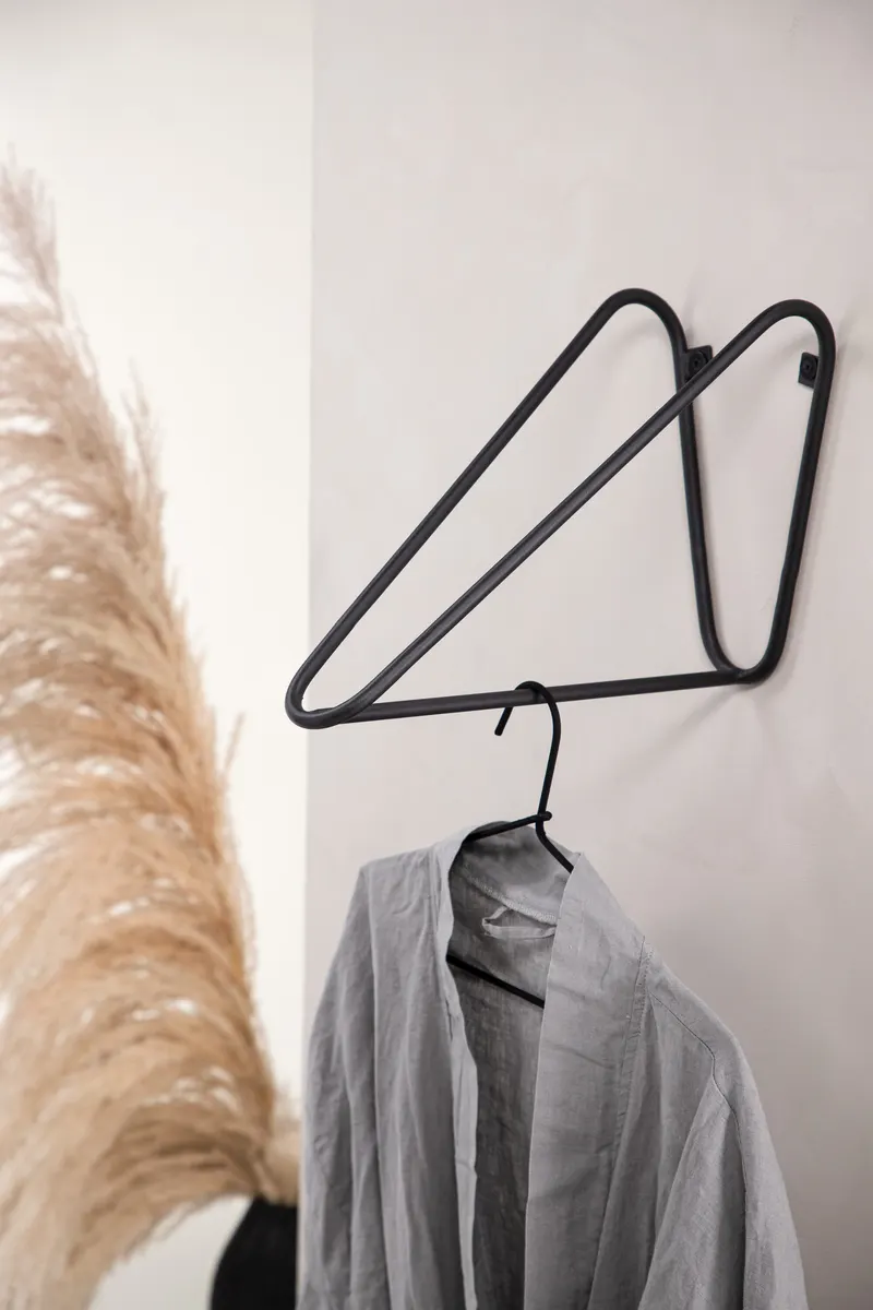 Drammen Garderobe aus Stahl in 35 × 24 × 16 cm, Schwarz, im Wohnraum, Ansicht 1