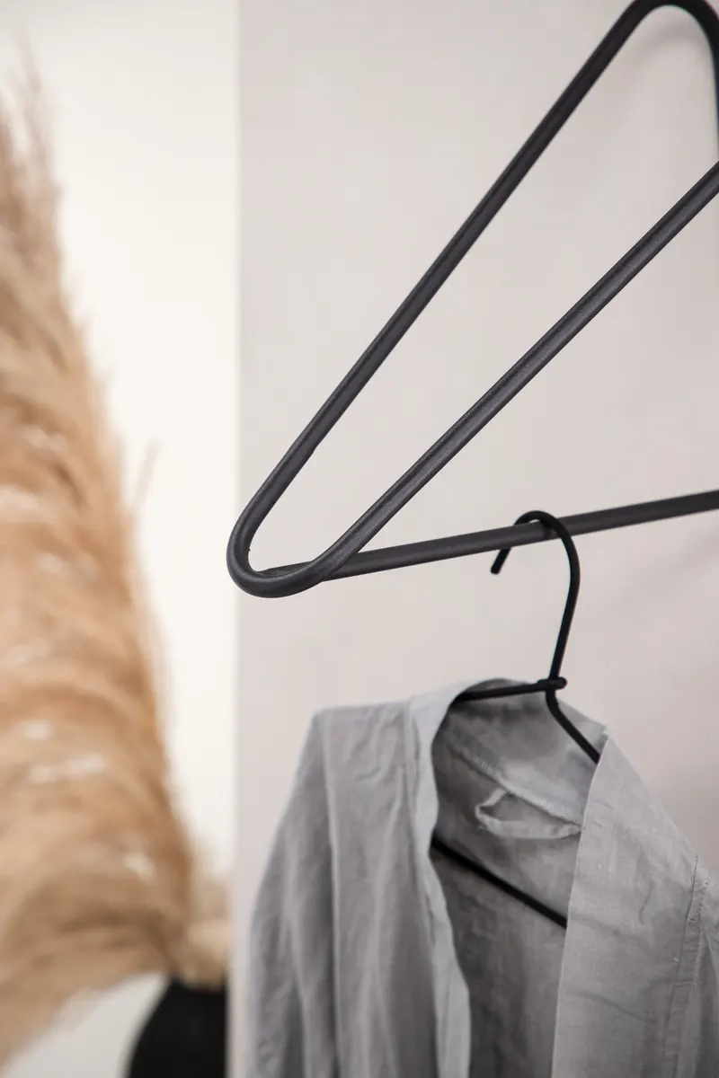 Drammen Garderobe aus Stahl in 35 × 24 × 16 cm, Schwarz, im Wohnraum, Ansicht 2