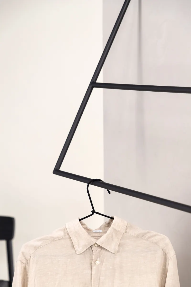 Drammen Garderobe aus Stahl in 2 × 80 × 80 cm, Schwarz, im Wohnraum, Ansicht 2