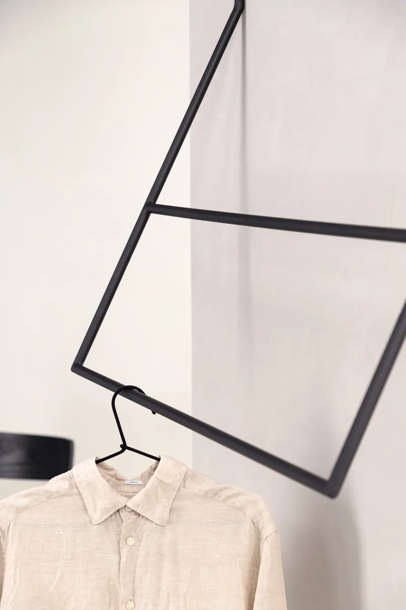 Drammen Garderobe aus Stahl in 2 × 80 × 80 cm, Schwarz, im Wohnraum, Ansicht 3