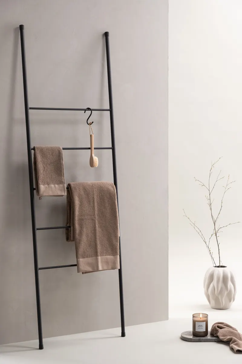 Drammen Garderobe aus Stahl in 2 × 160 × 50 cm, Schwarz, im Wohnraum, Ansicht 1
