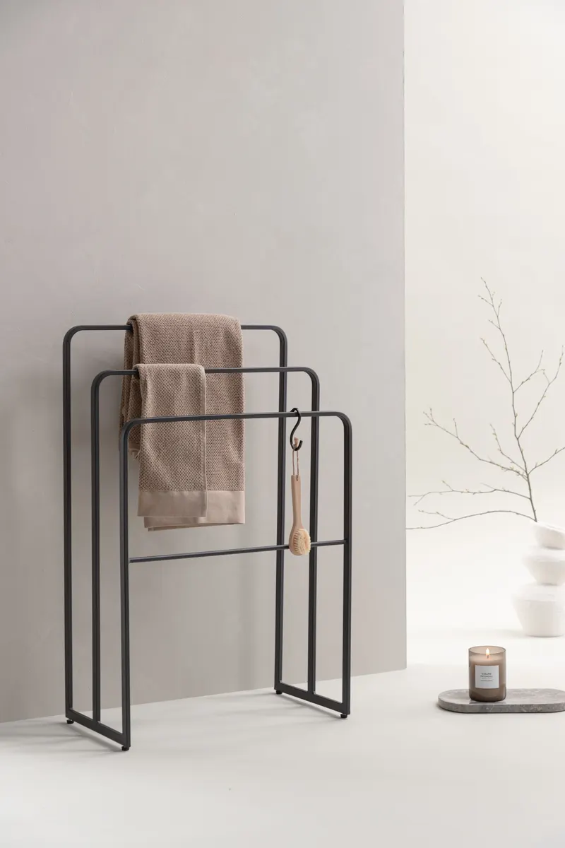 Drammen Garderobe aus Stahl in 30 × 84 × 54 cm, Schwarz, im Wohnraum, Ansicht 1