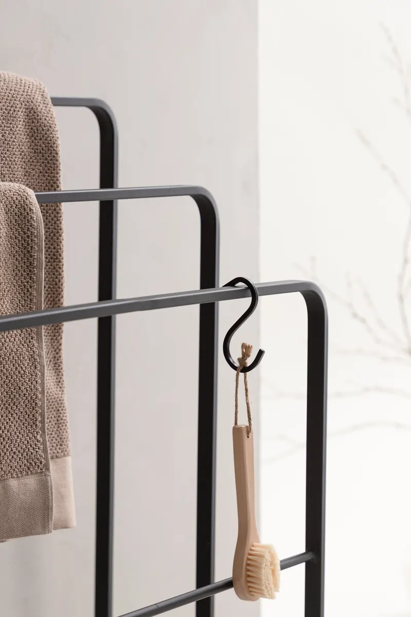 Drammen Garderobe aus Stahl in 30 × 84 × 54 cm, Schwarz, im Wohnraum, Ansicht 2