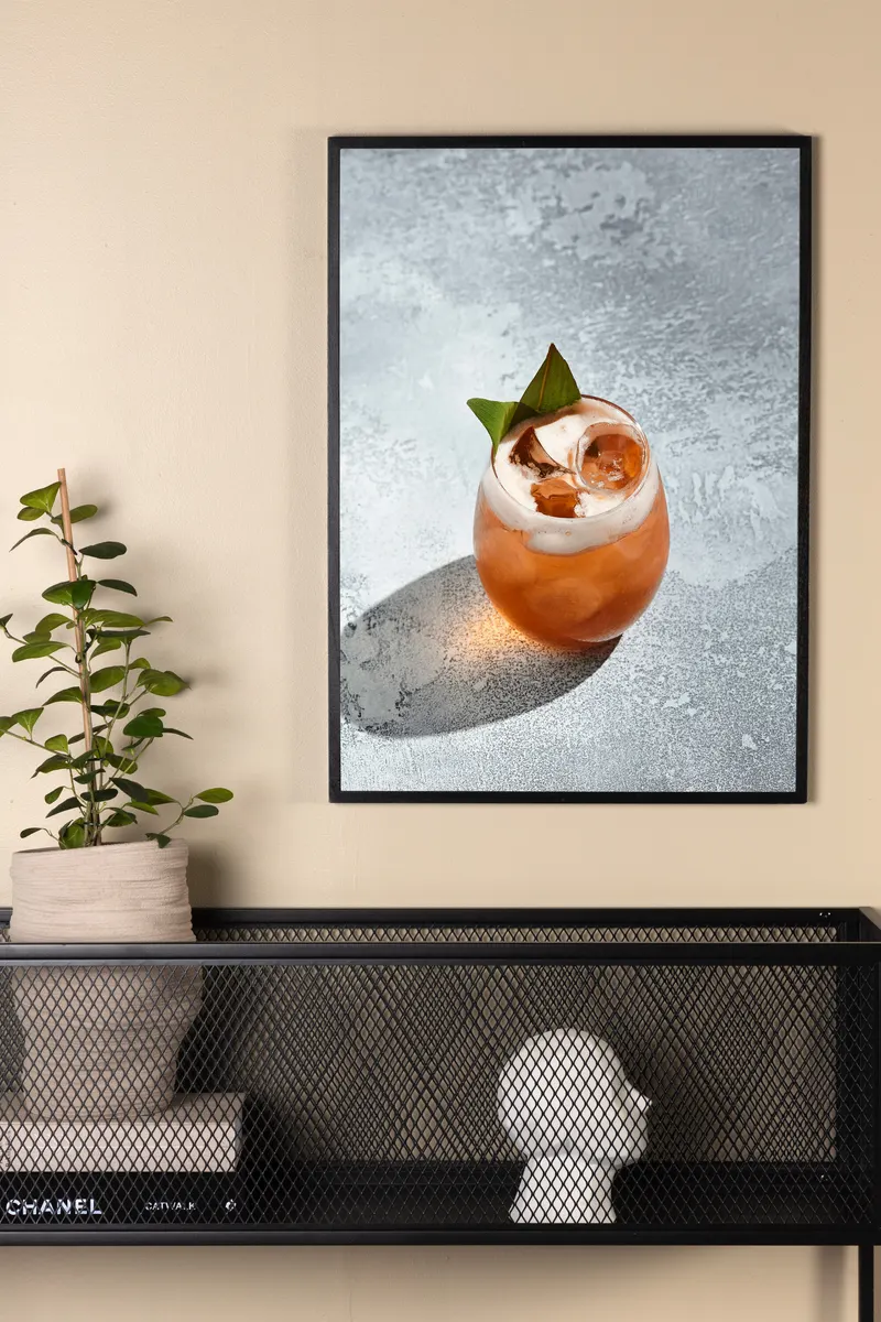 Drink Poster mit Glas und Schatten in 70 × 50 cm, im Wohnraum, Ansicht 1