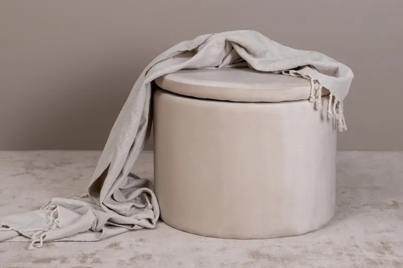 Dunken runder Sitzhocker mit Deckel in Beige, im Wohnraum, Ansicht 1