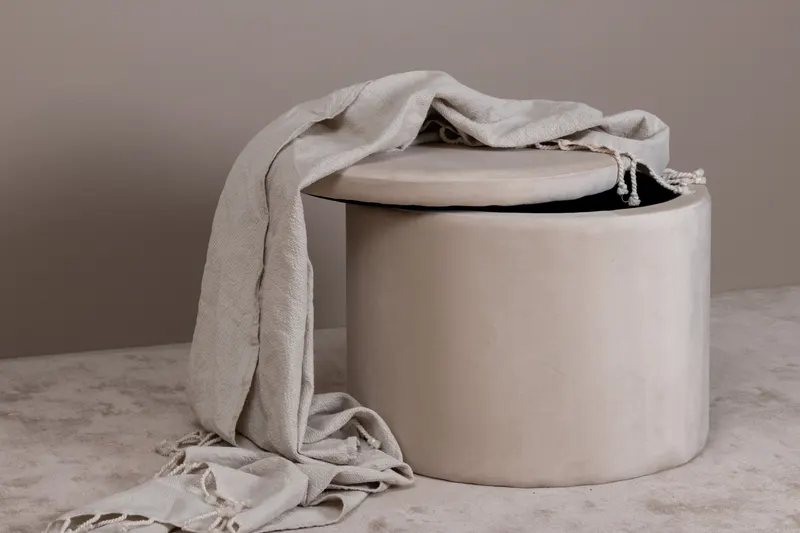 Dunken runder Sitzhocker mit Deckel in Beige, im Wohnraum, Ansicht 2