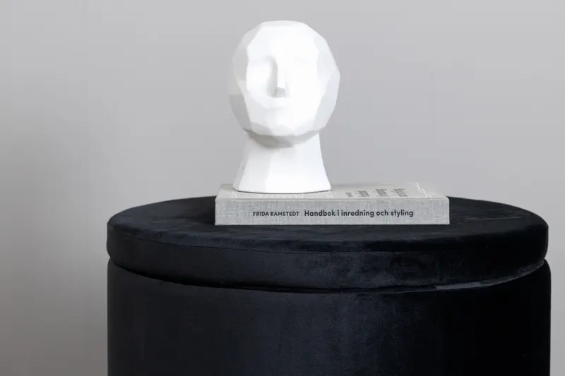 Dunken runder Sitzhocker mit Deckel in Schwarz, im Wohnraum, Ansicht 4