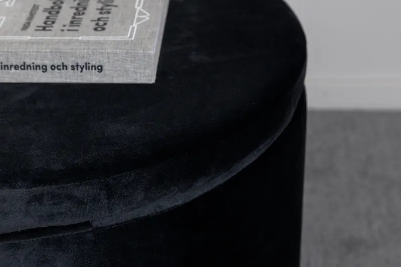 Dunken runder Sitzhocker mit Deckel in Schwarz, im Wohnraum, Ansicht 5