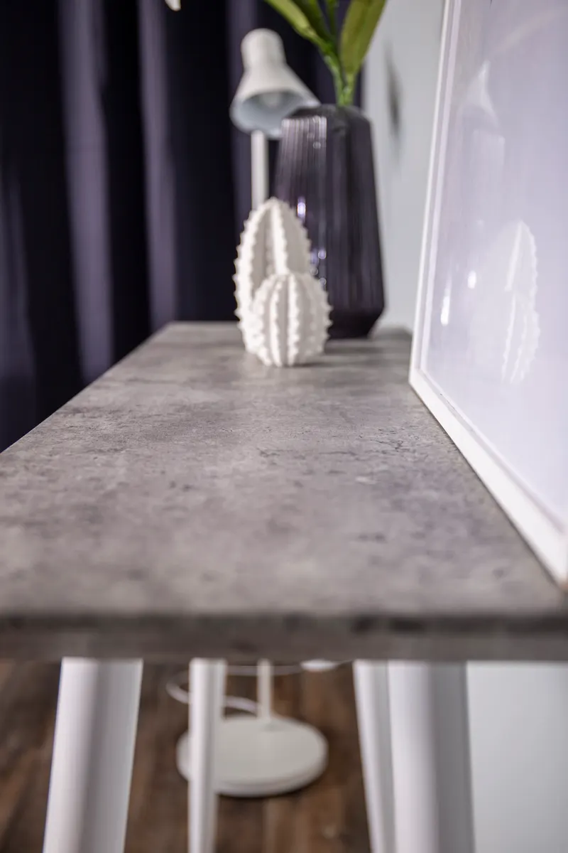 Edge Konsolentisch in Betonoptik mit weißen Beinen, im Wohnraum, Ansicht 2