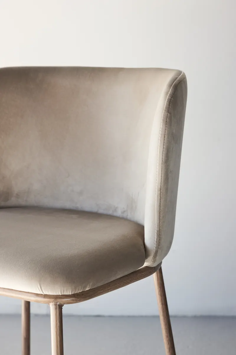Edina Esszimmerstühle im 2er-Set in Beige, Gestell Natur, Polyester-Samt, im Wohnraum, Ansicht 2