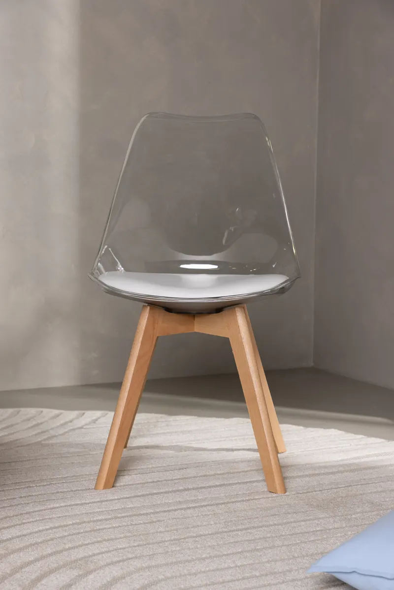 Edvin Esszimmerstuhl mit transparenter Schale und Birkenbeinen, im Wohnraum, Ansicht 2