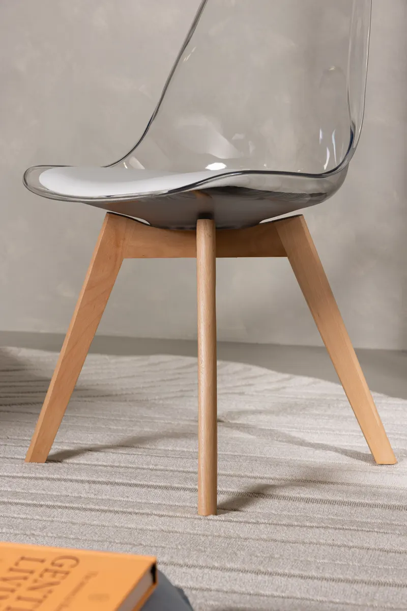 Edvin Esszimmerstuhl mit transparenter Schale und Birkenbeinen, im Wohnraum, Ansicht 3
